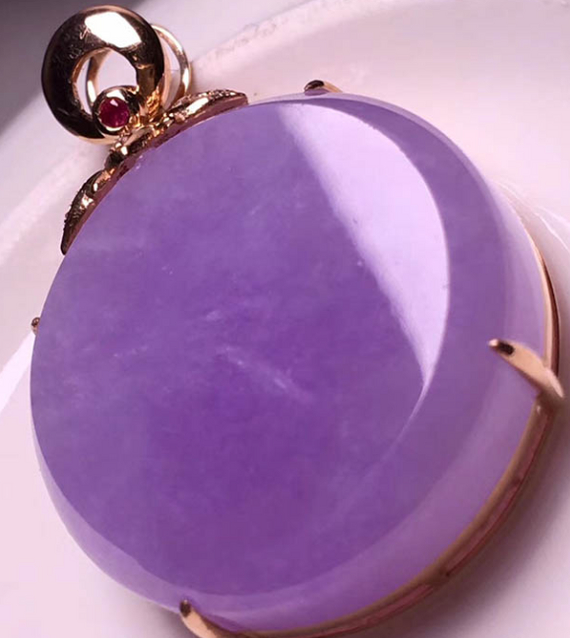 看直播# #翡翠珠宝# 翡翠的材质色彩丰富,玉质凝润细腻,色泽莹润亮泽