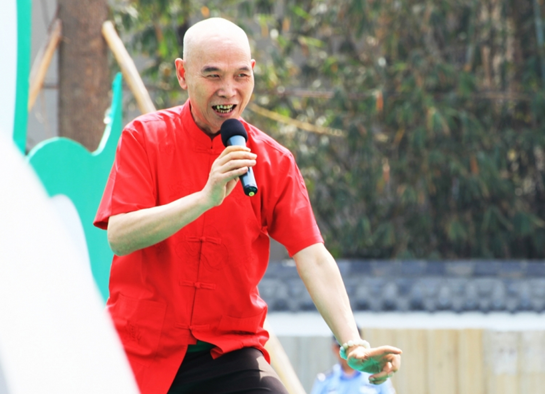 成都男神李伯清的奋斗史充满传奇,当过木匠,厨师,拉过架架车,蹬过三轮