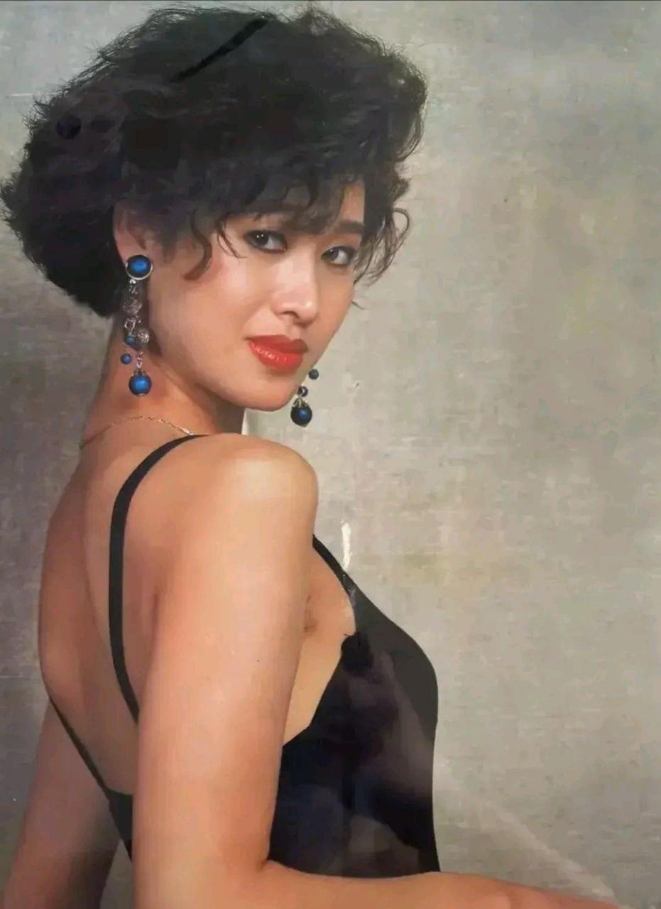 90后张扬时尚风骚女星写真.     这位女演员五官精致,美丽大方!