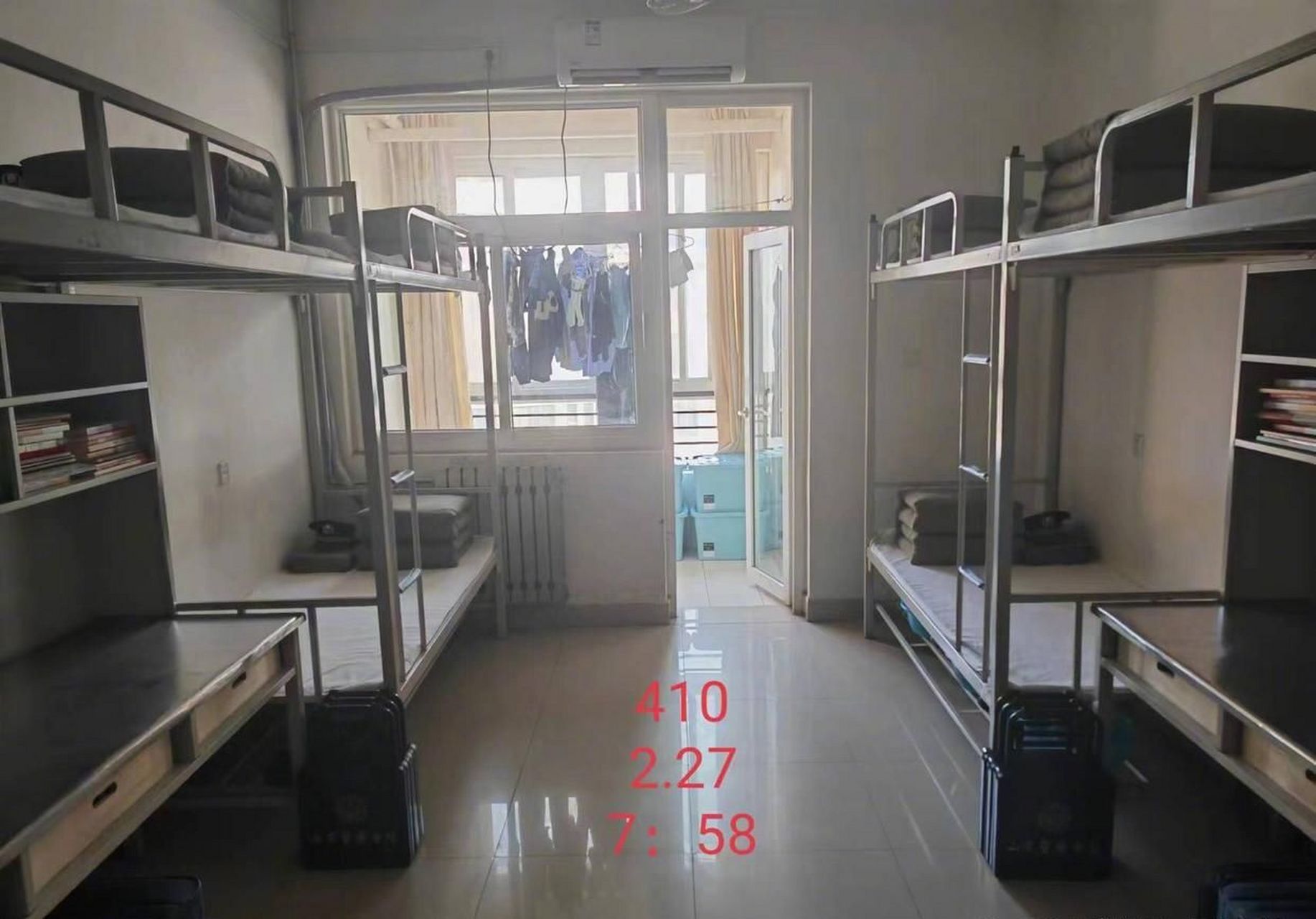 警校生宿舍一夜之间的变化.