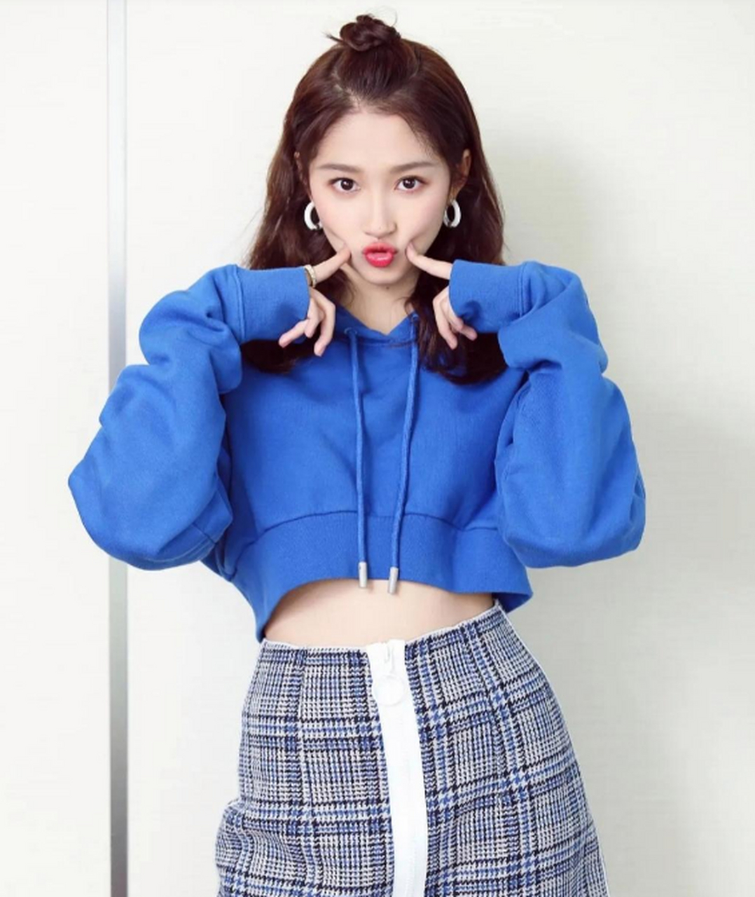 关晓彤身穿蓝色短款上衣搭配短裙,清纯俏丽,温柔甜美,青春元气美少女!