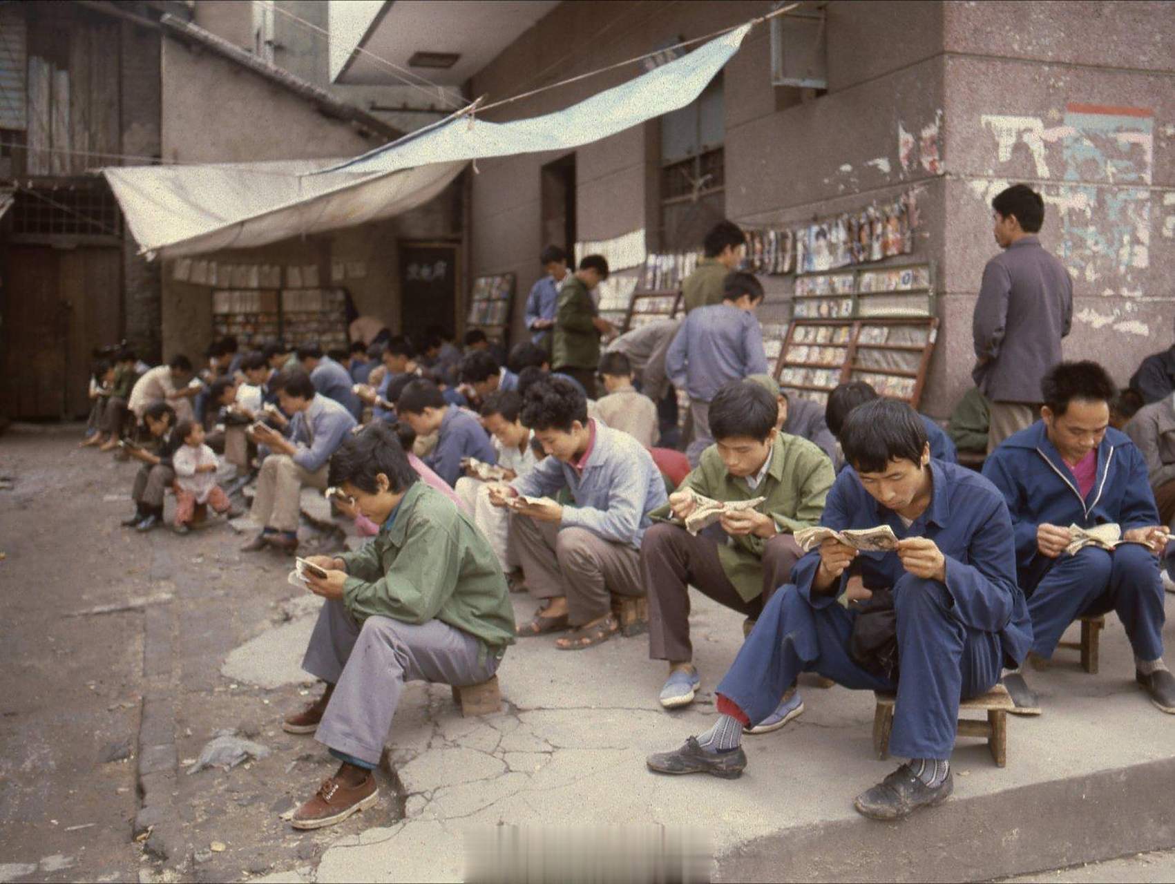 上世纪八十年代的小人书摊许多年轻人都如痴如醉地看小人书