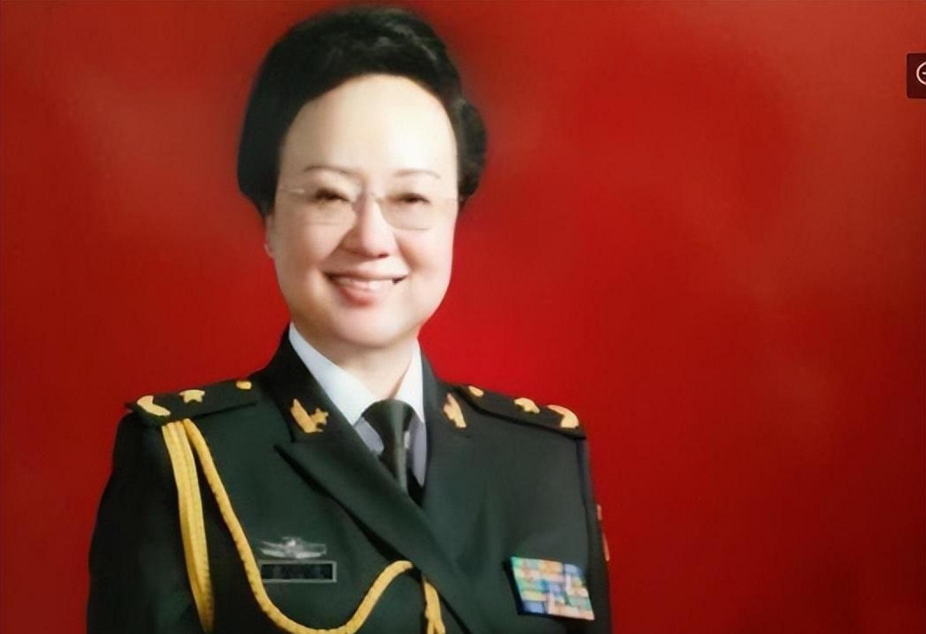 中国首位女一级军士长图片