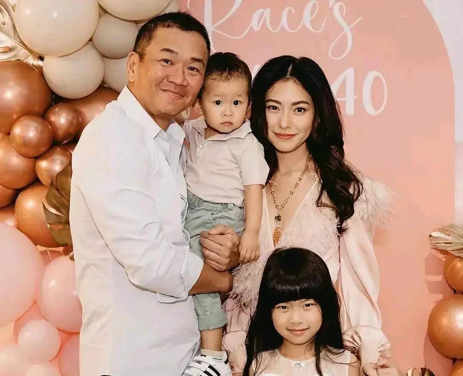 gif创作人# 向佐前女友黄婉佩生日派对和老公合影,画面不是很和谐嘛