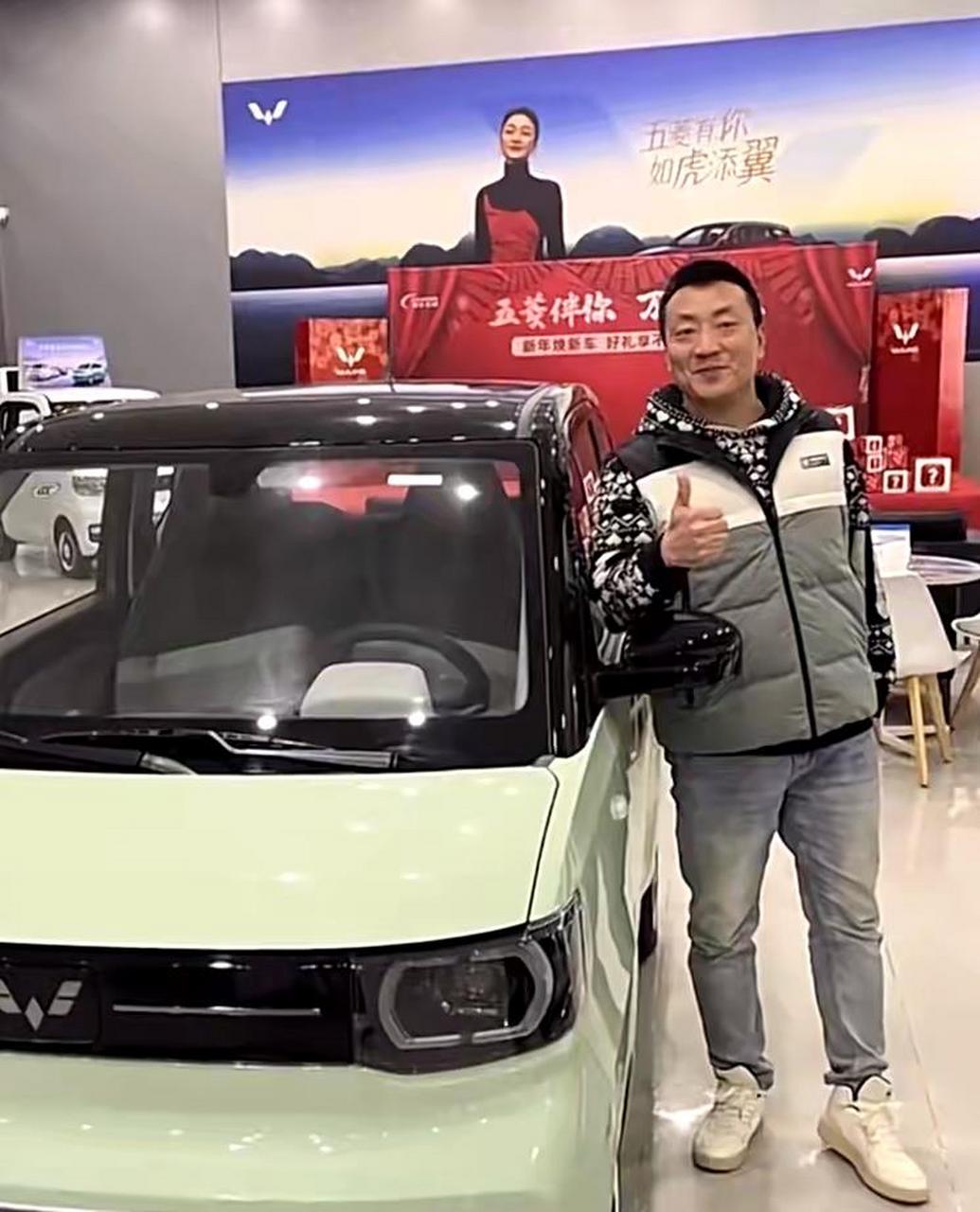 男子玩套圈套中2辆汽车,主动退还商场一辆!