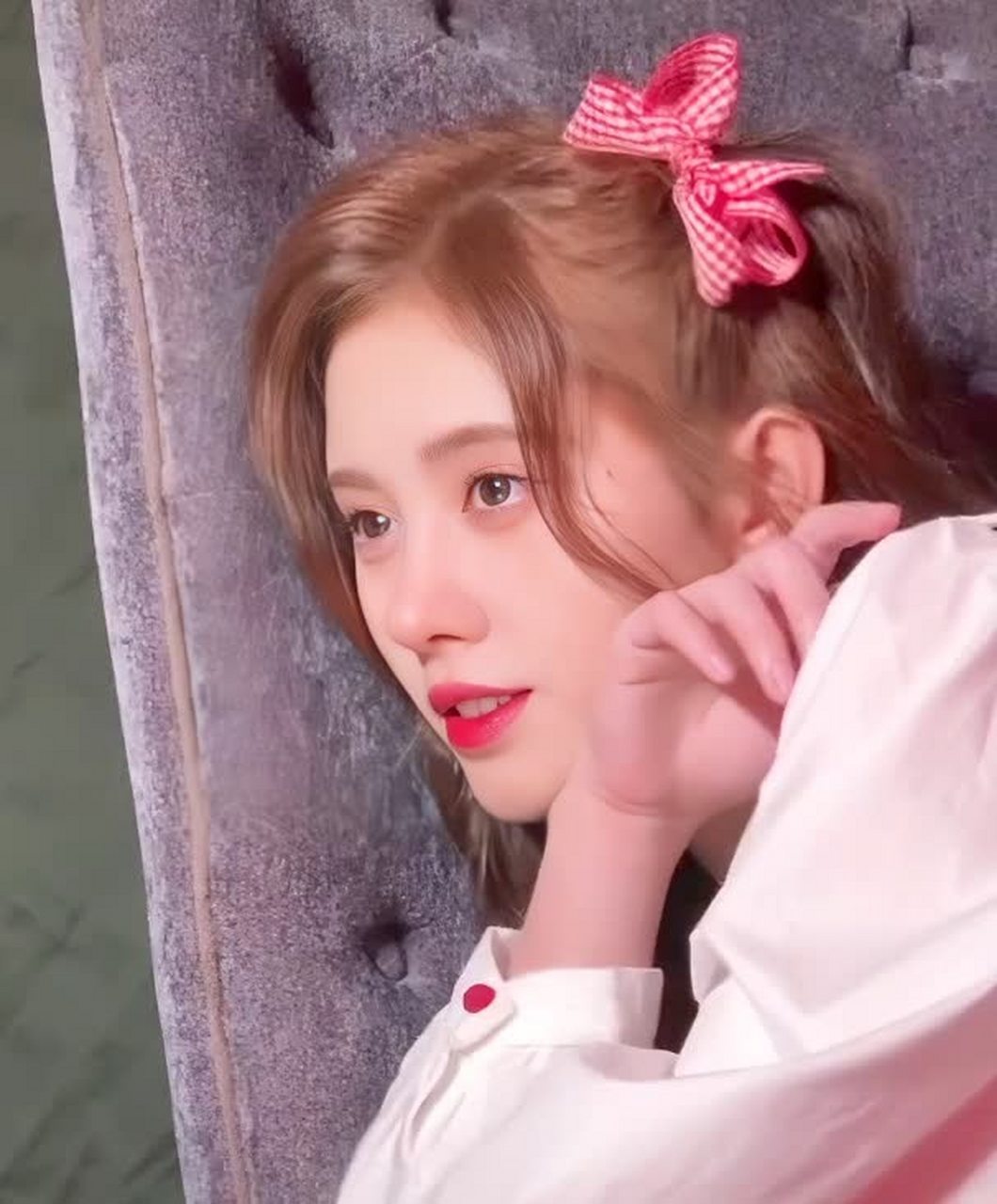 鞠婧祎挑战童装,驾驭所有风格[微笑]