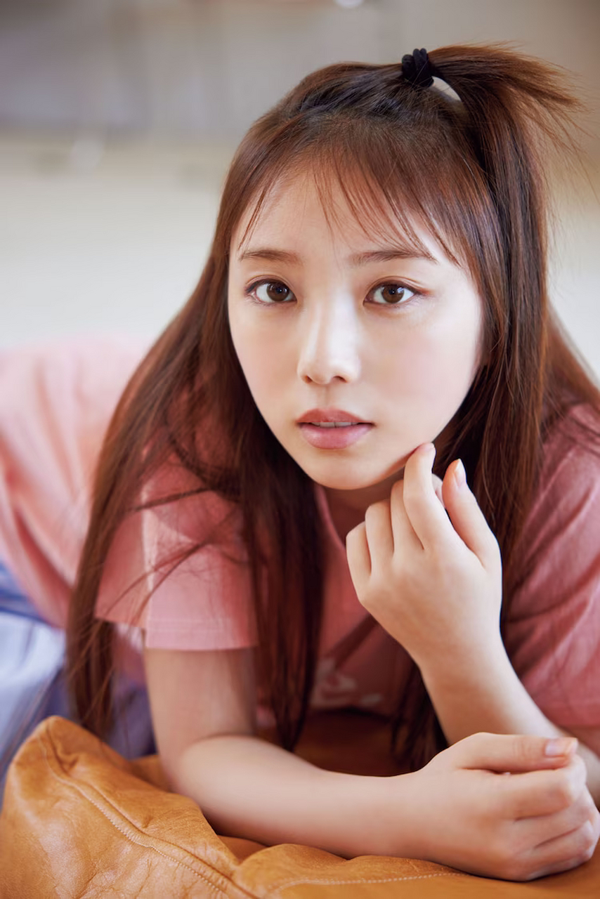 二次元# #动漫# #美女# 偶像与田祐希在《少年sunday》的封面上登场