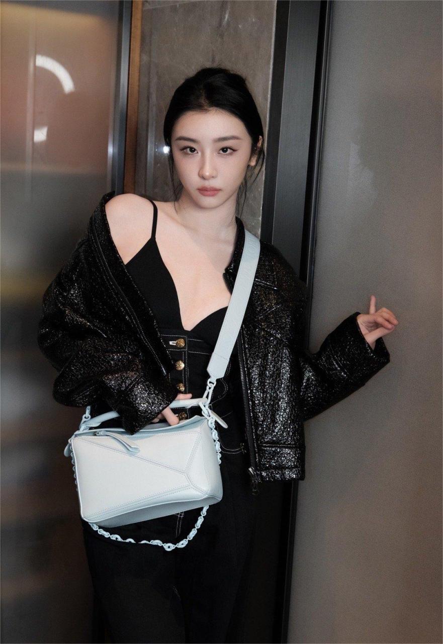 赵小棠# #明星#  赵小棠黑色皮衣 黑色吊带内衬搭配牛仔裤,靓丽又