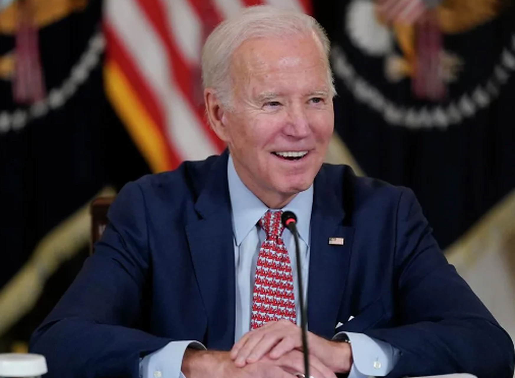 拜登总统正在白宫举行晚宴.