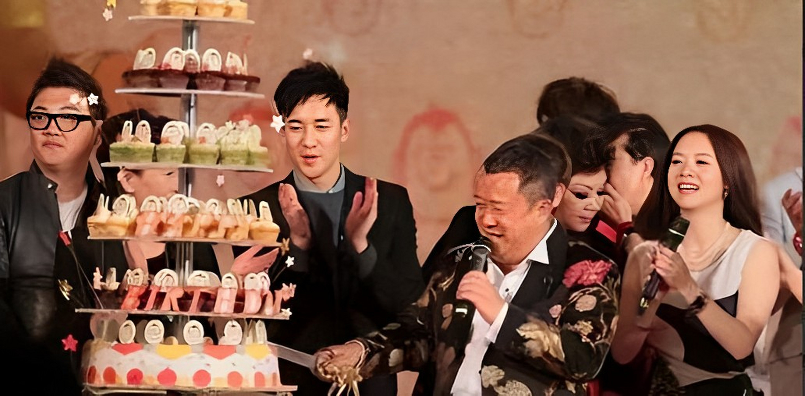 在宴会上,张可惠和苗侨伟亲密接触,曾志伟大骂,她却反问:你老了,不