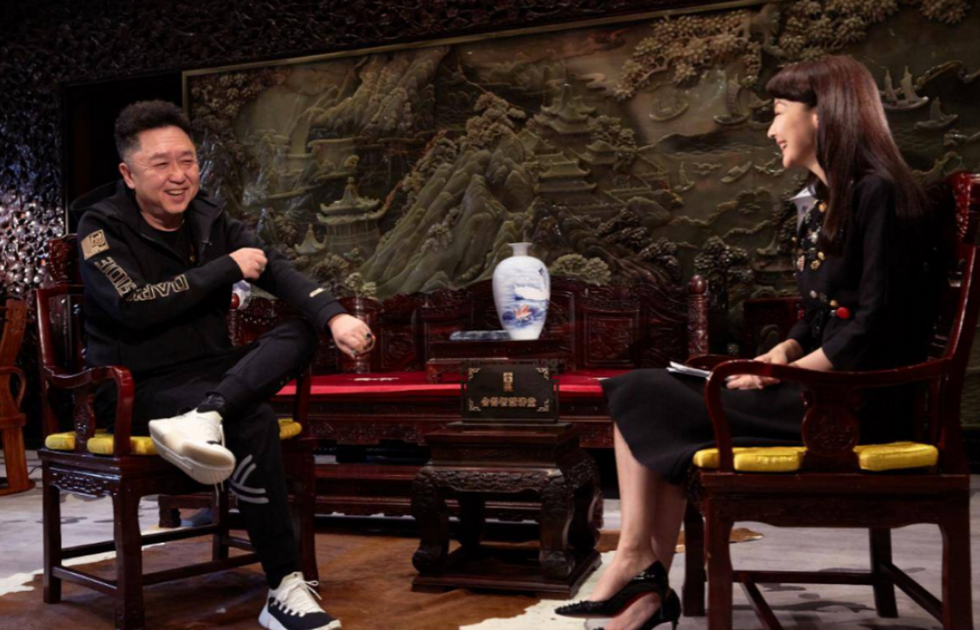一次,鲁豫问于谦:"平时聚餐,你会喊郭德纲一起吗?
