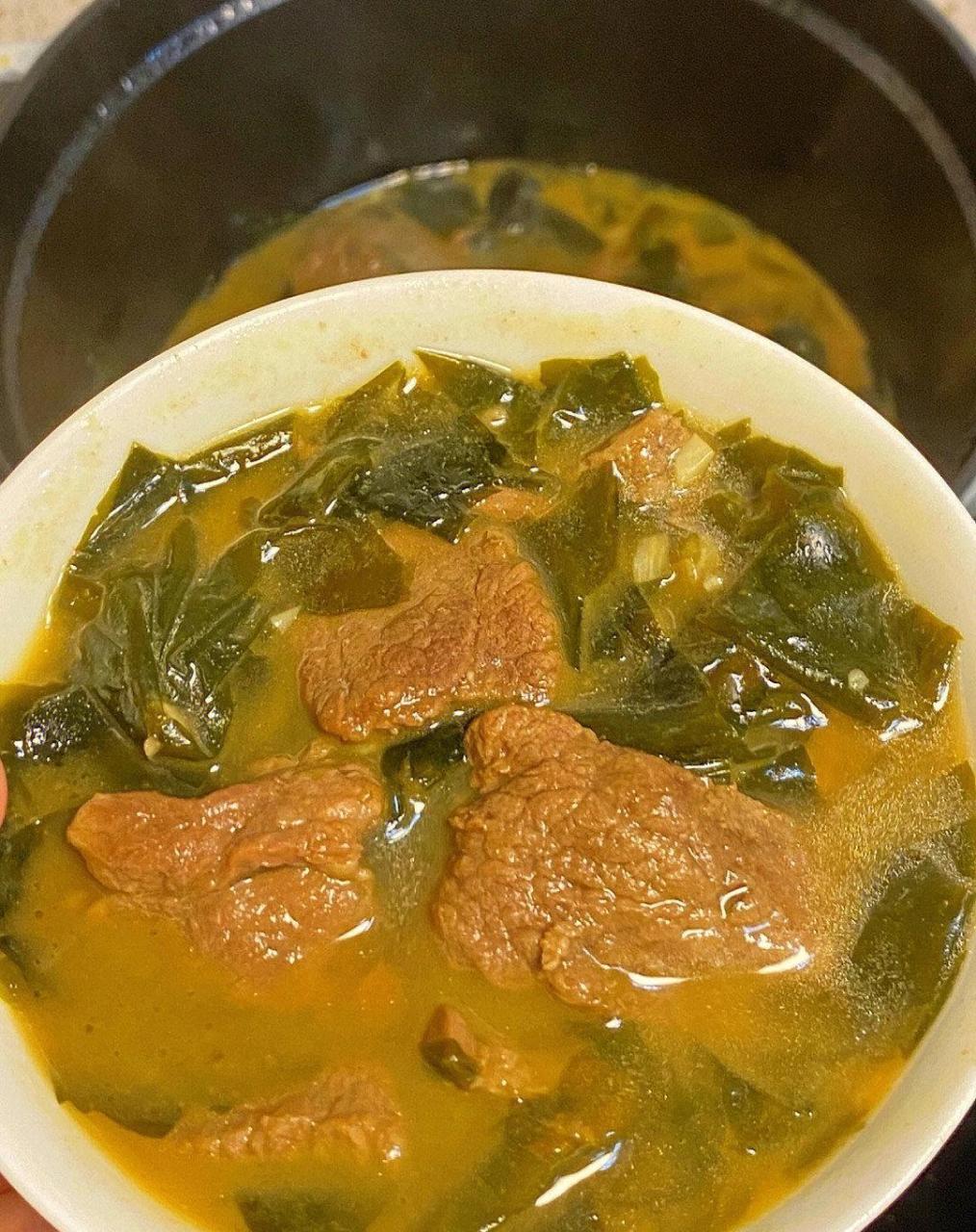 做法超简单!5分钟搞定～ ? ?准备食材:牛肉,裙带菜 ?