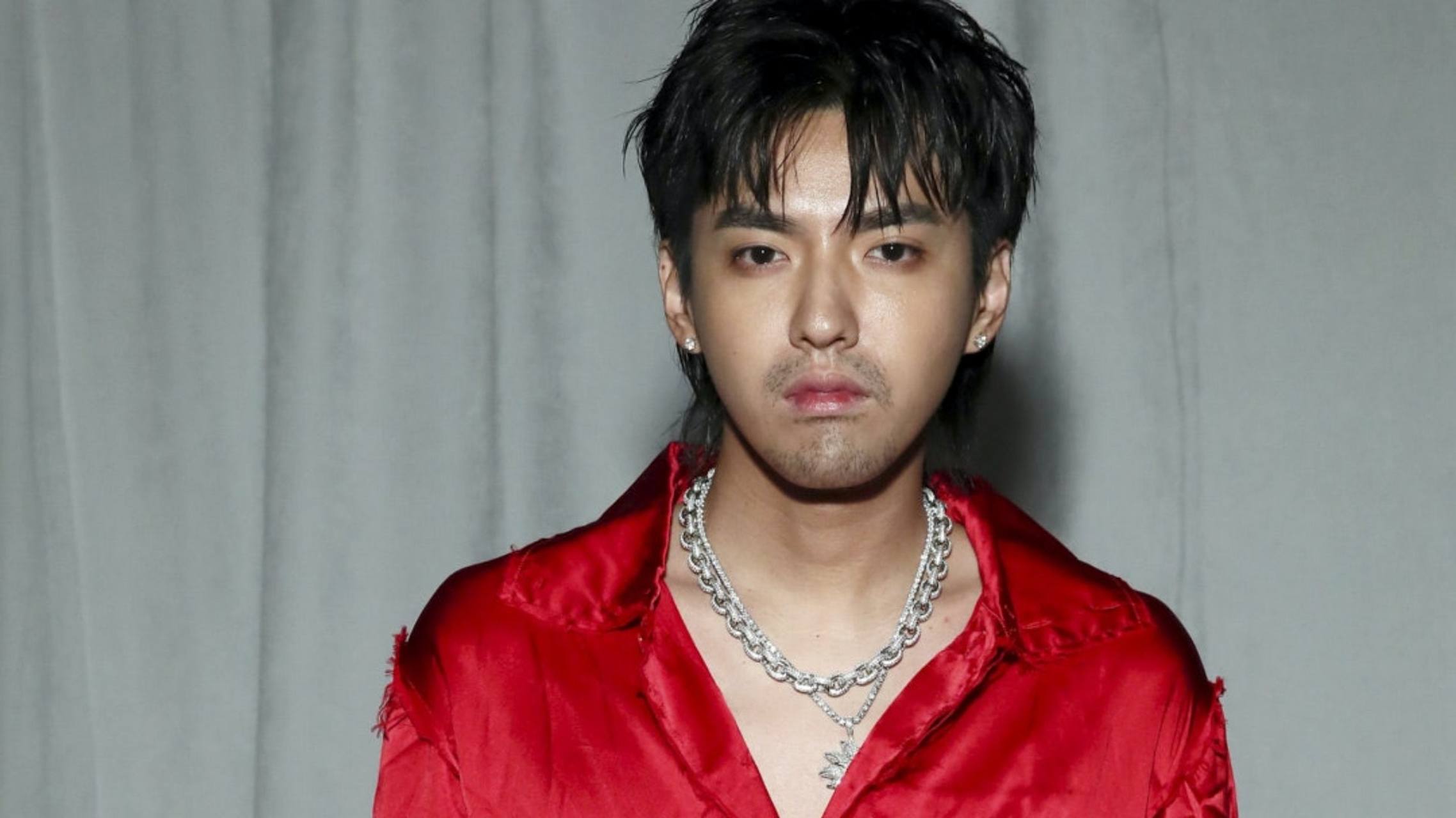 港媒爆出吴亦凡已经适应了铁窗生活,他甚至开始为狱友写歌了