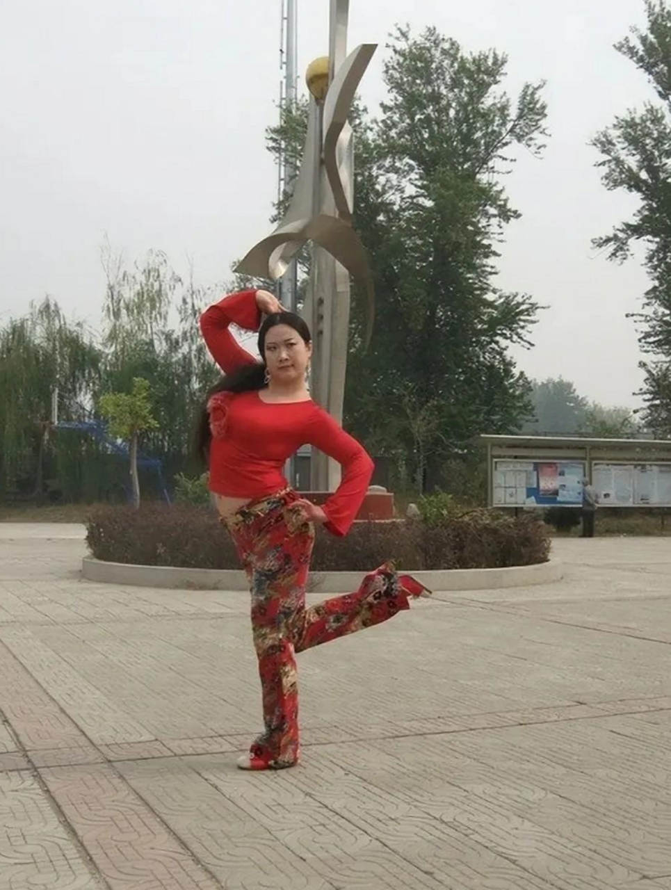 46岁芙蓉姐姐现状:管理价值上亿传媒公司,单身带娃,风韵犹存 自信