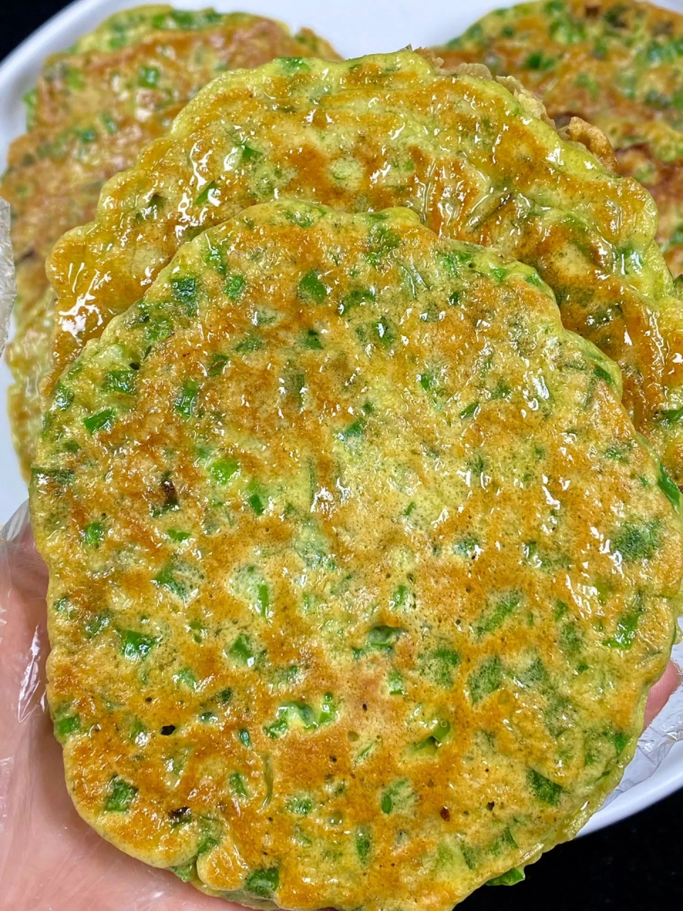 早餐做鸡蛋韭菜饼酥软咸香真好吃  做法: 1韭菜切末,加3勺面粉,搅拌