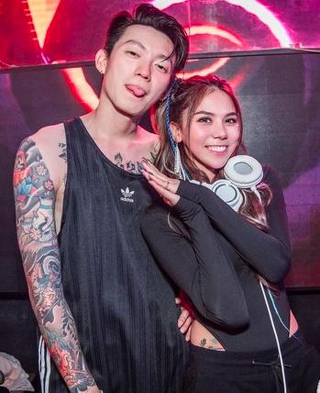 据悉,蕾拉是组合"反骨男孩"的成员,这个团体以模仿知名艺人出名,而