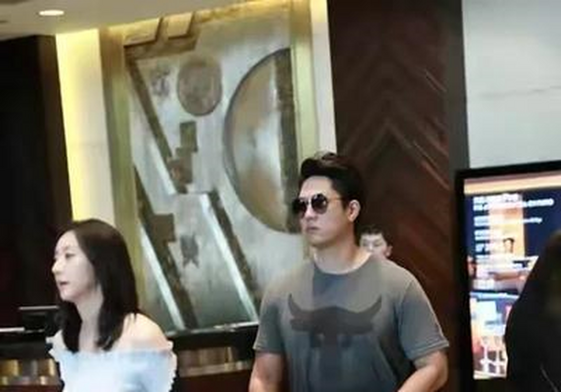 唐一菲打扮精致,穿蓝白拼接露肩针织裙配高跟鞋,优雅端庄![握手]