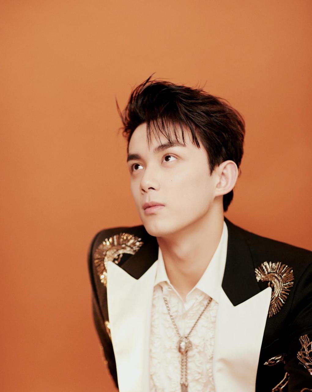 2002年,3岁的吴磊获邀接演了第一个广告《黄金搭档》,在短短两年内