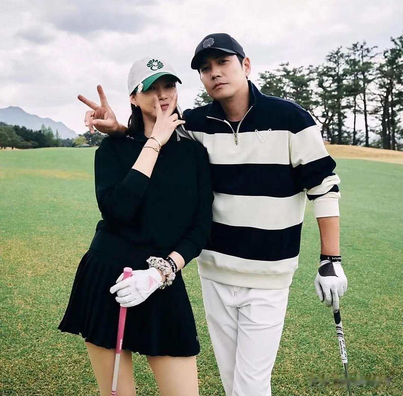 公开的照片中,朱相昱和车艺莲身穿白色和黑色的高尔夫球服摆出造型.