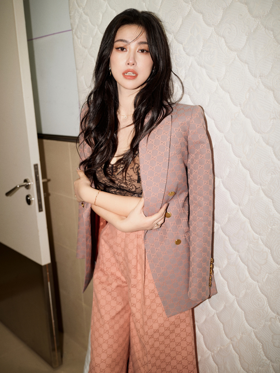 朱珠亮相gucci成都活动,气质一贯出众,颜值高果真搭配什么都好看,温柔