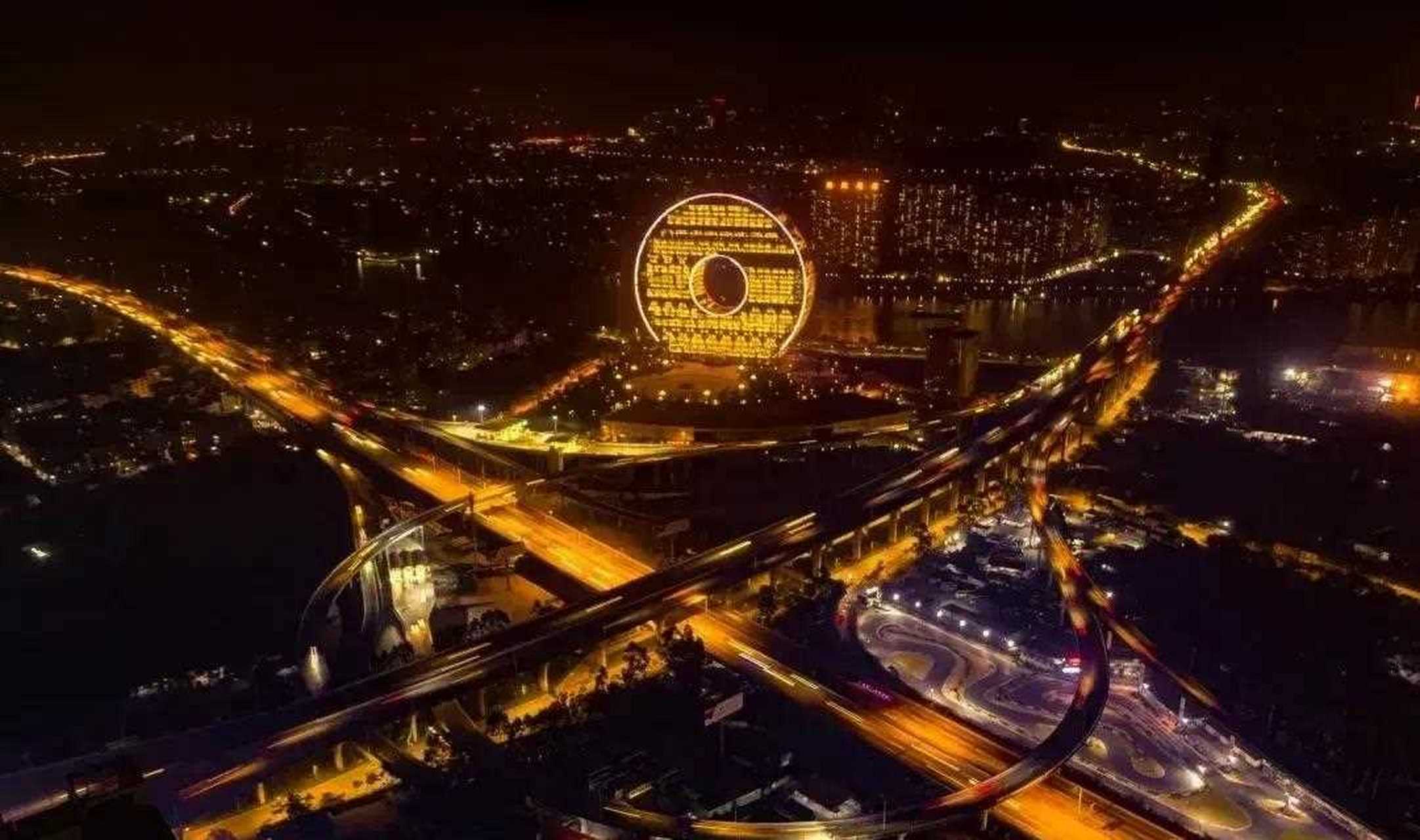 金光闪闪,外圆内方,像极了中国古代的铜钱.白天看,土豪极了.
