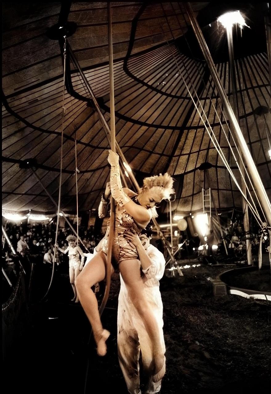 20世纪50年代,美国马戏团演员女演员坐在草地上,在她的伤口上涂药膏!