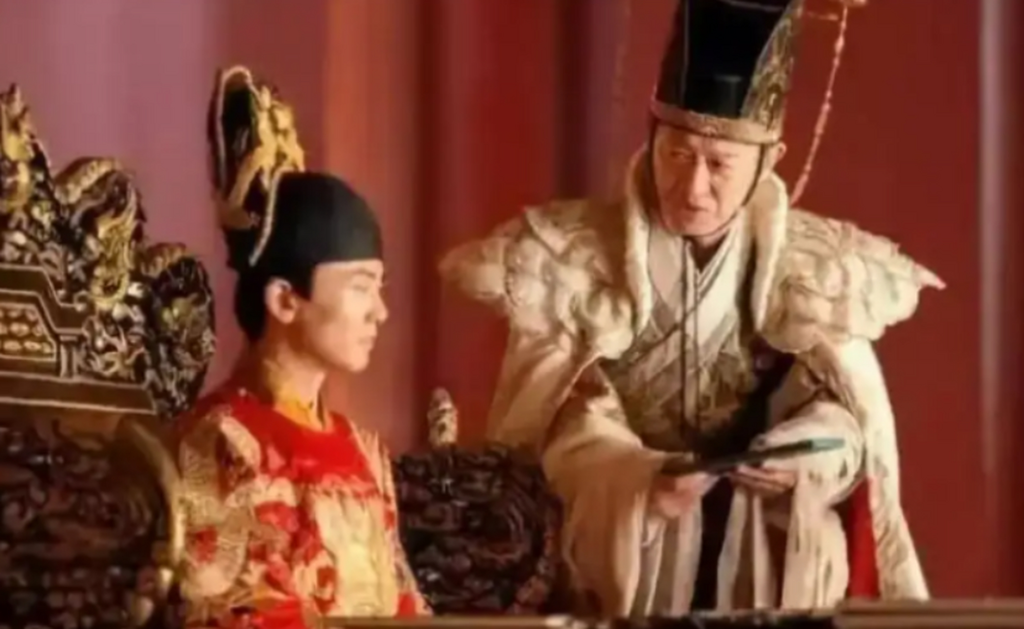 1627年冬,美艳的朱由校乳母客氏被按在凳子上接受鞭刑,在声声惨叫和