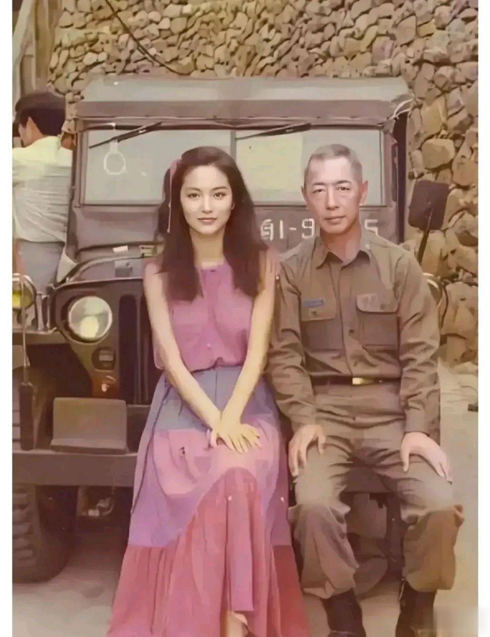 当年,林青霞和她父亲林维良,你看看多俊