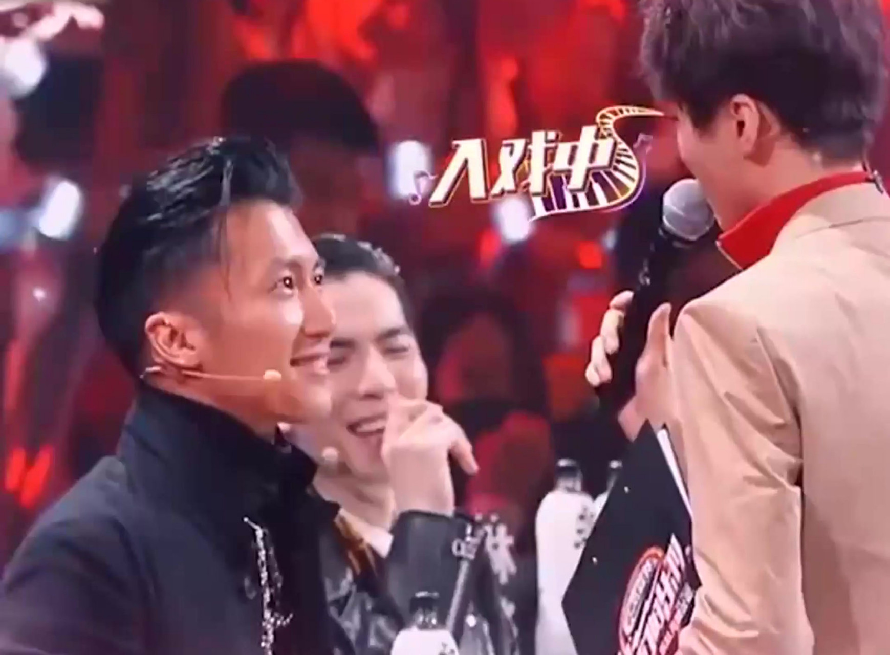 王俊凯教谢霆锋怎么"壁咚",隔着屏幕的我都忍不住露出姨母笑