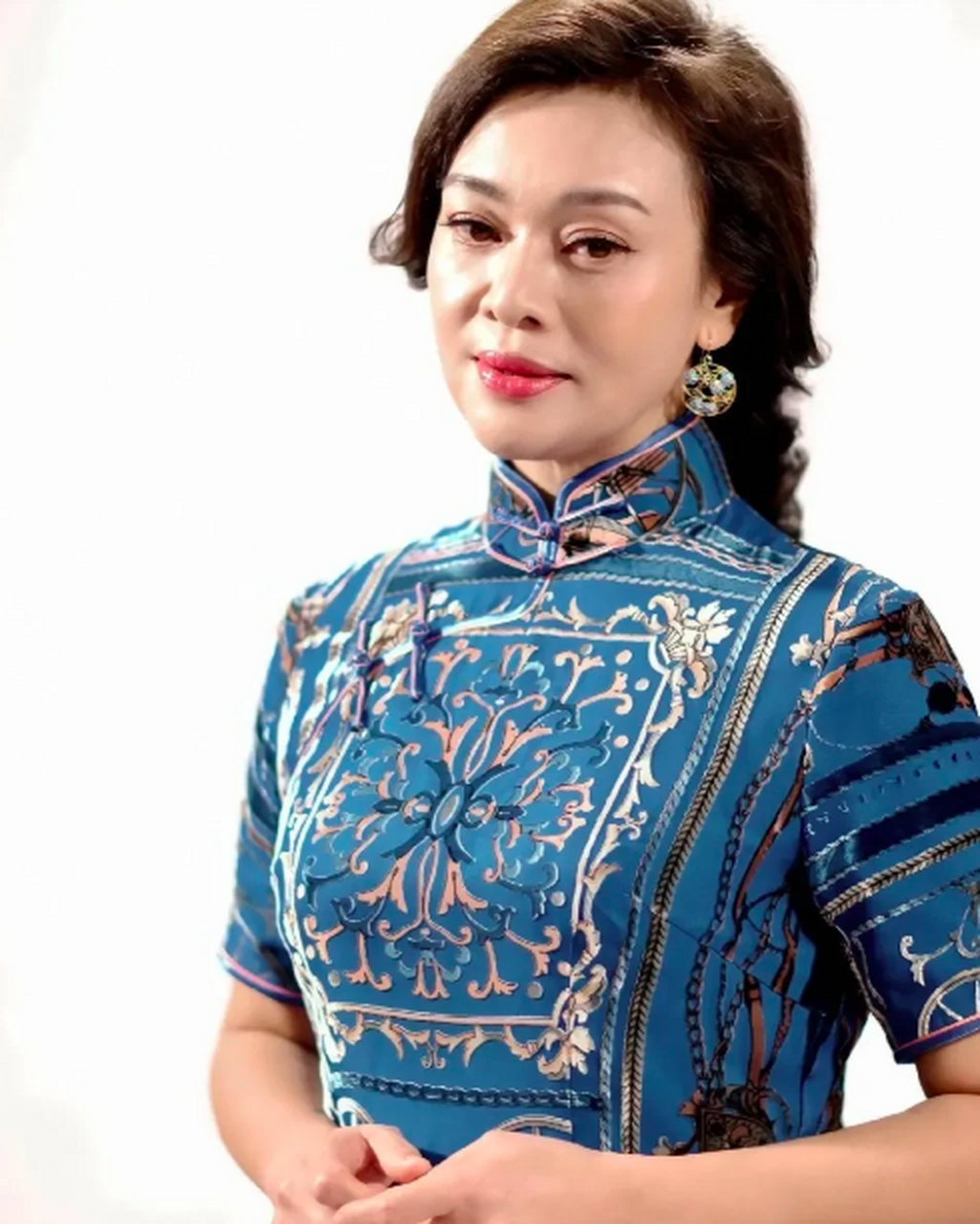 57岁的史可真有韵味,年过半百虽然发福圆润,但仍有曲线美,身穿旗袍配