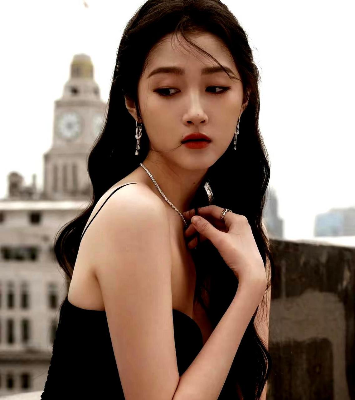 关晓彤穿着性感的吊带抹胸长裙,修长美腿十分吸引人.