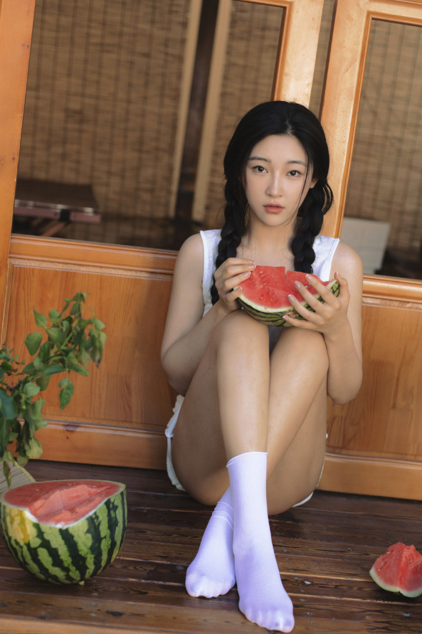 近日95后新生代女演员姜嫄在个人社交平台上晒出一组夏日清新写真照片