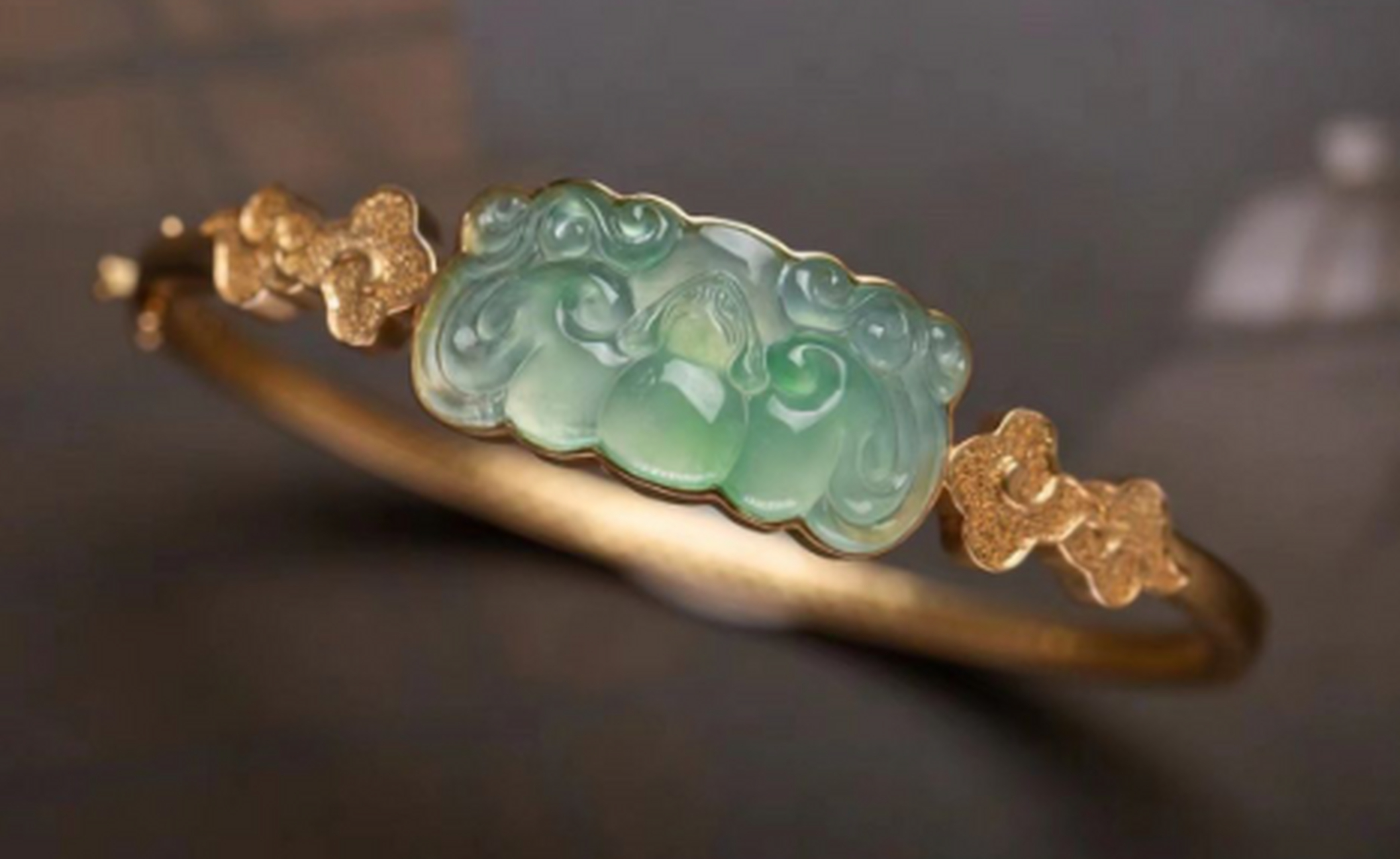点击头像看直播##翡翠#独家款手镯古法金镶嵌,手工雕刻的花纹配梢一