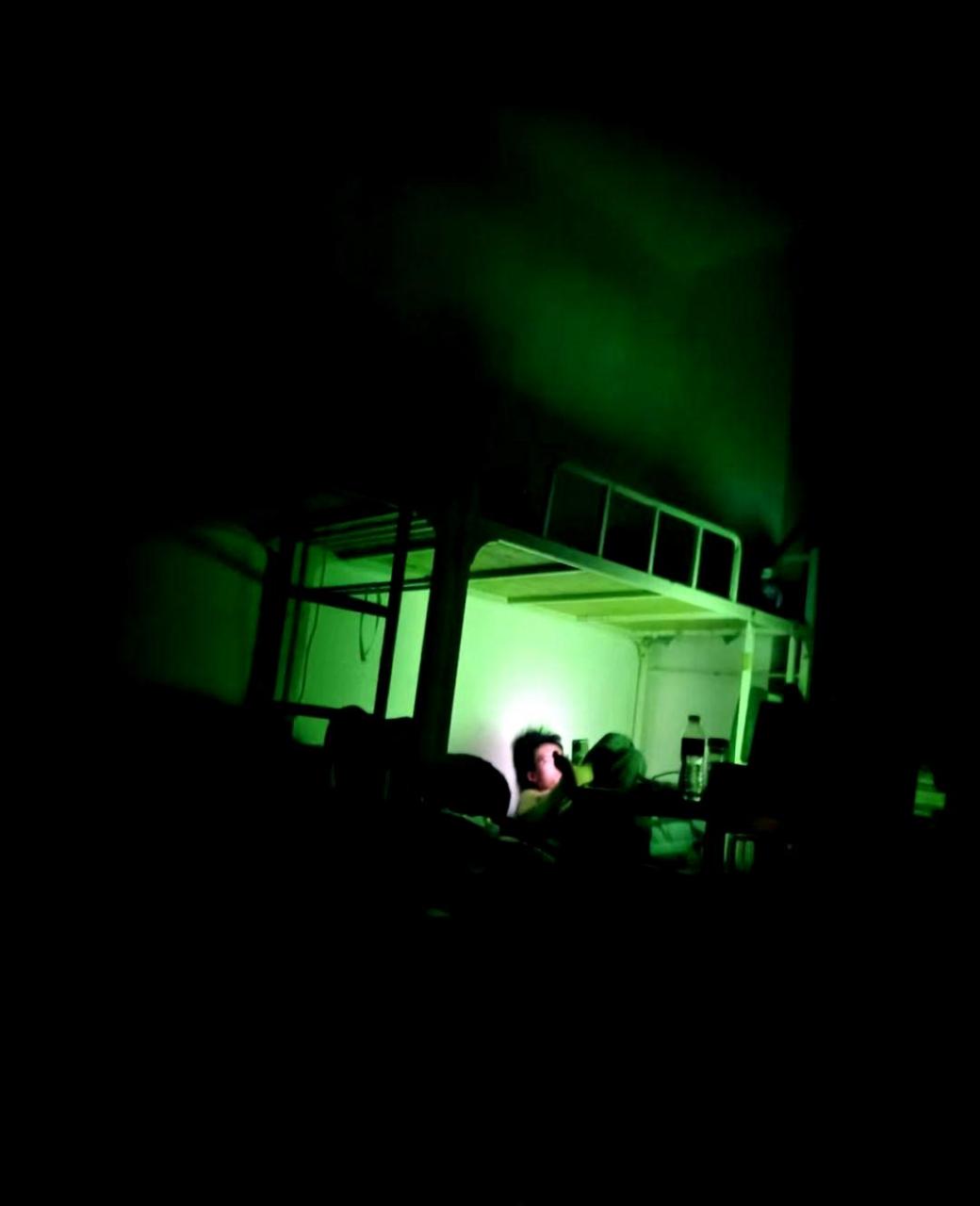 夜深了,我发现我的室友身上散发着一股神秘的绿光.