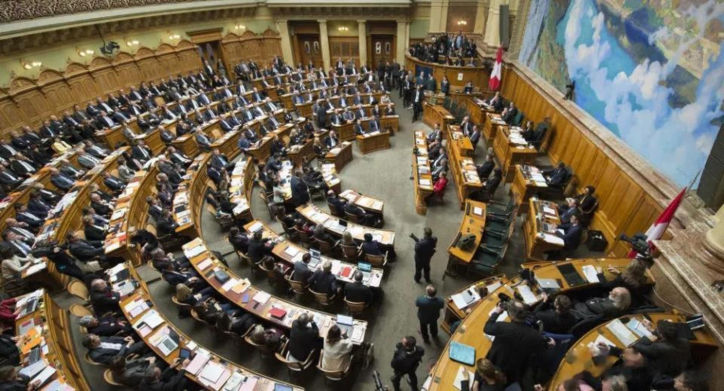 日前,瑞士联邦议会下院不顾中方的劝阻,执意通过了与台湾当局立法机构