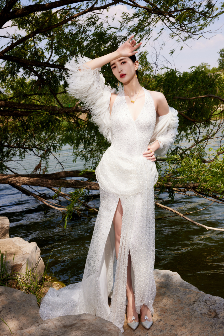江疏影白色开叉长裙羽毛披肩,宛如高贵的白天鹅