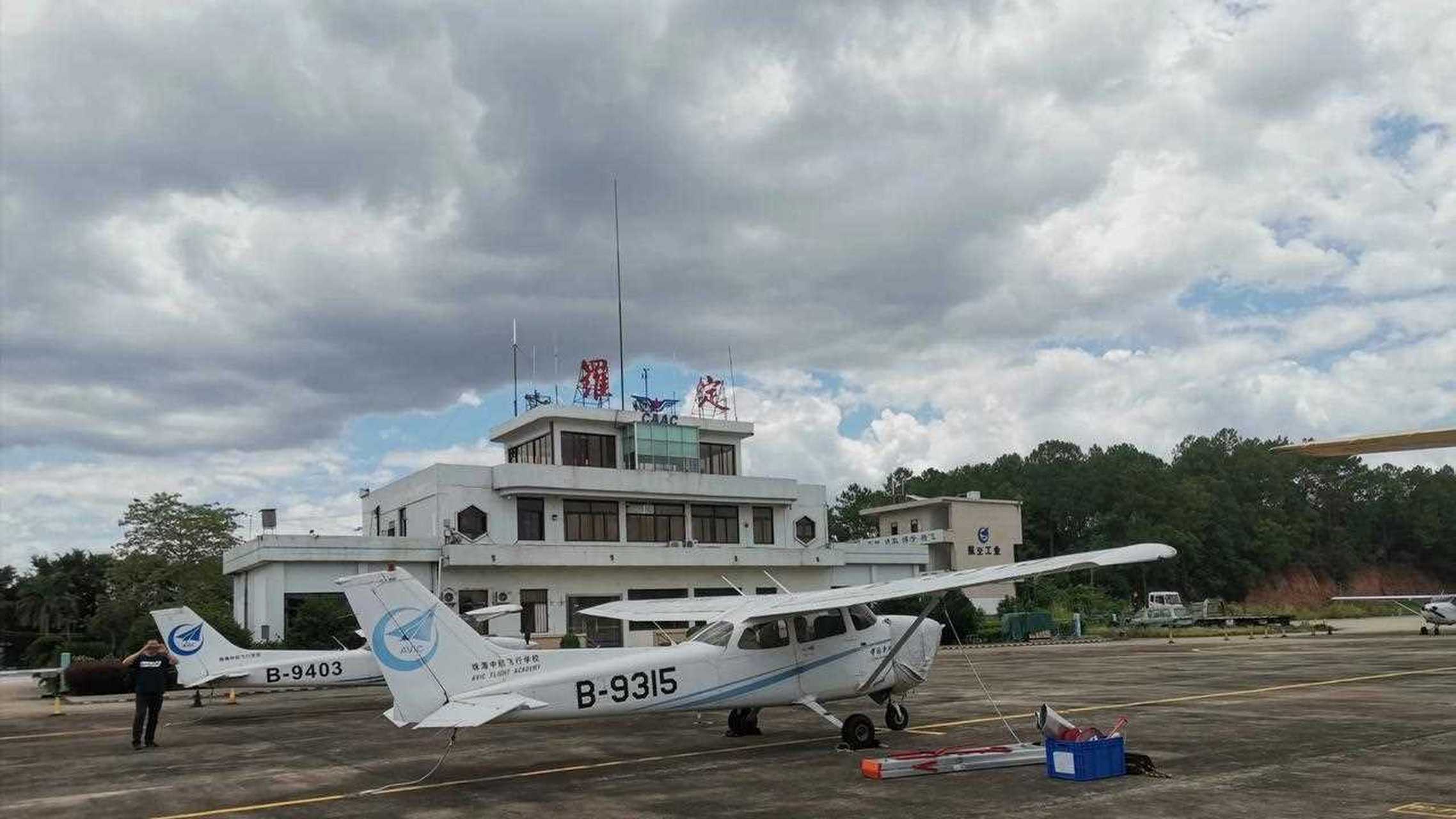 罗定机场,鹰飞跳伞![囧] 2980元一位,你想来跳吗?