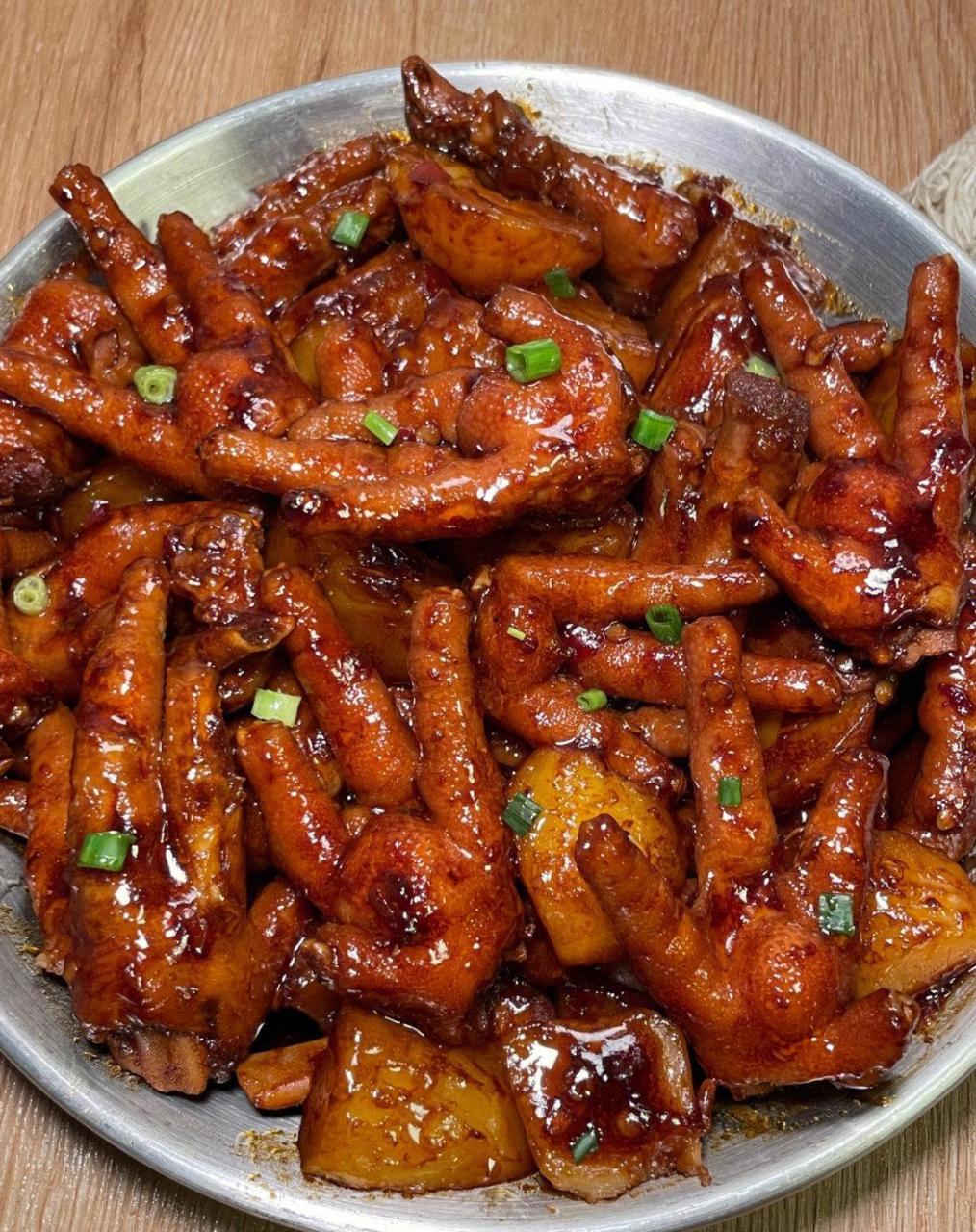 做了一份我自己非常喜欢吃的土豆炖鸡爪!! 每次一做可以多吃两碗米饭!