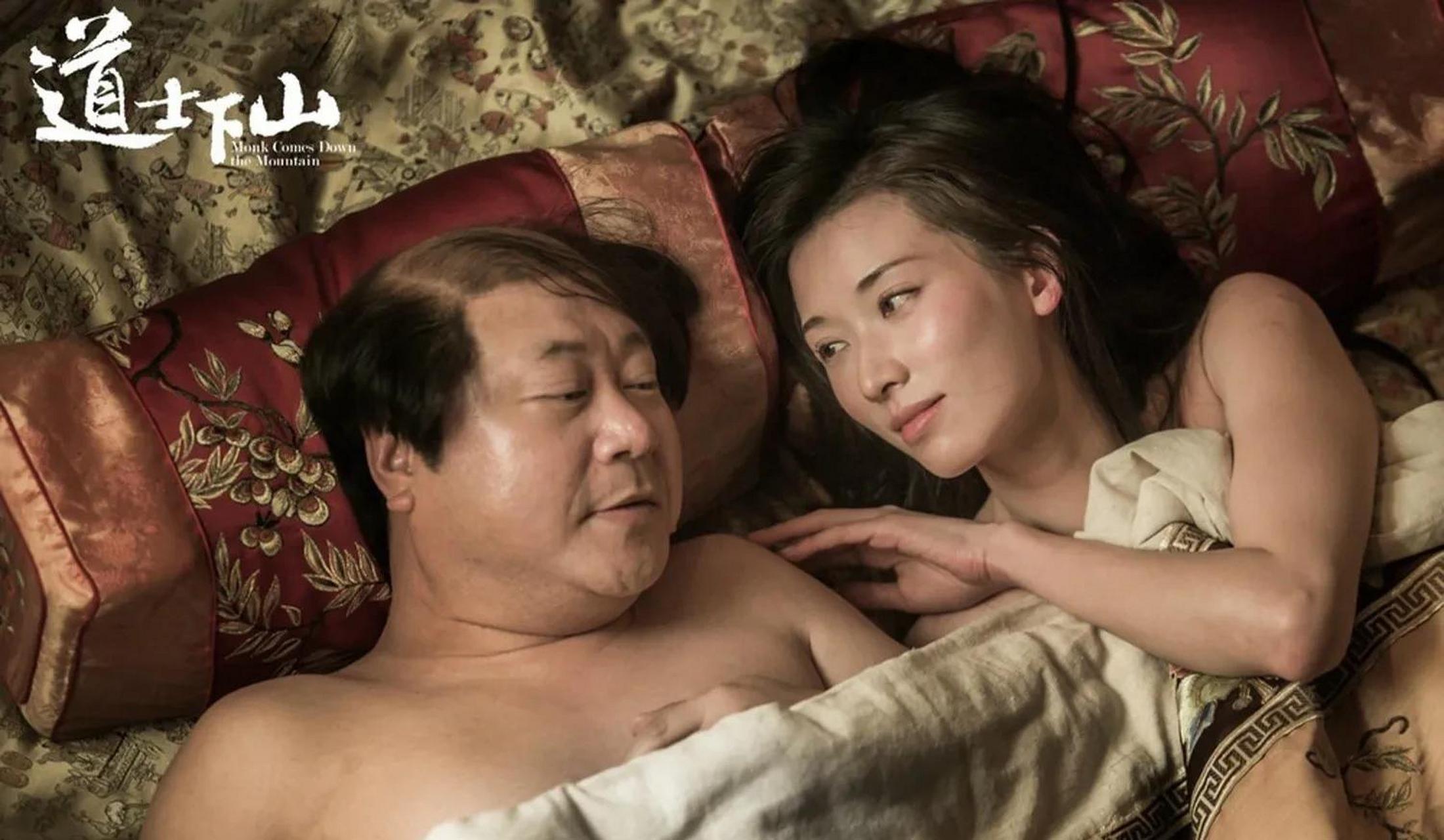 2015年,媒体问林志玲:"在《道士下山》中你和范伟有大量亲密戏,你都是