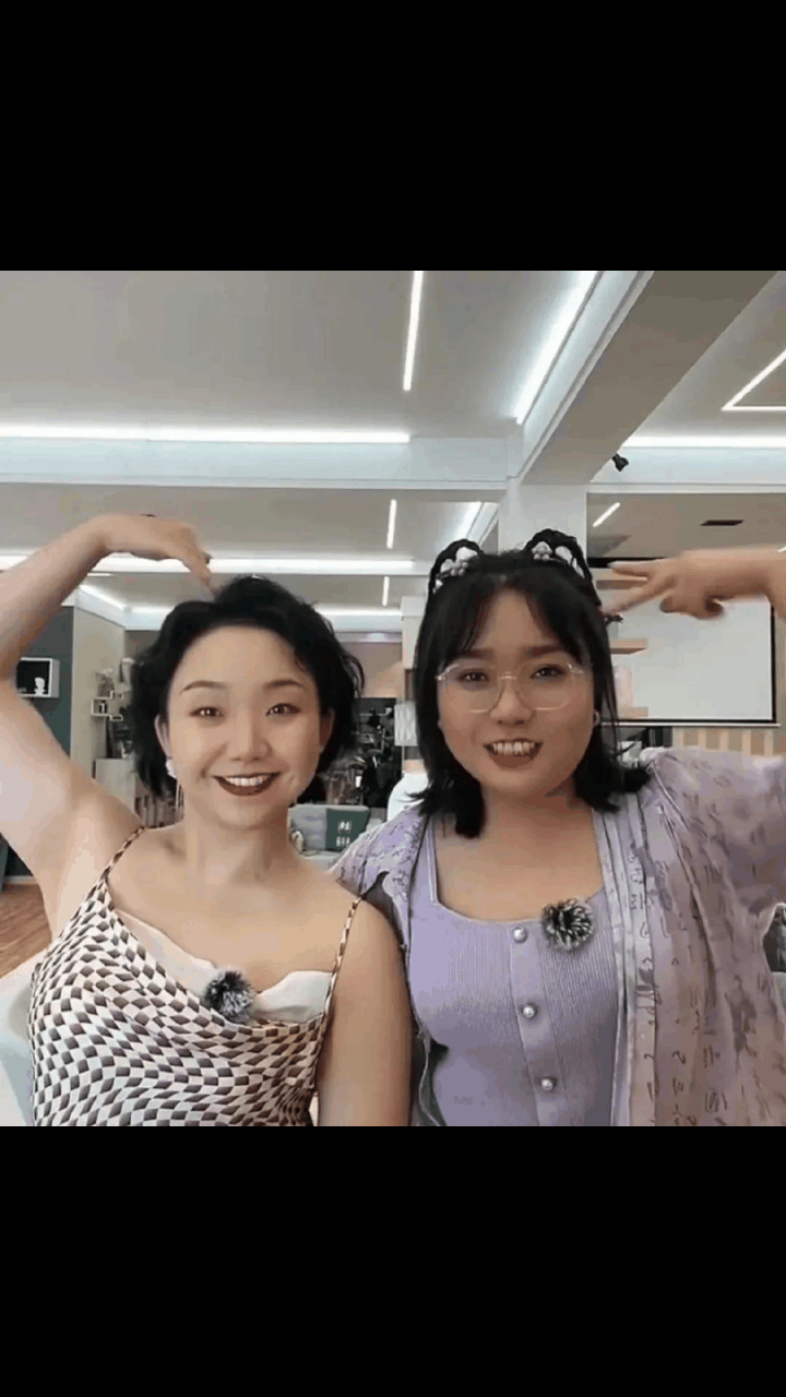 gif创作人# 辣目洋子和李雪琴虽然都是微胖女生,但两个人的状态差