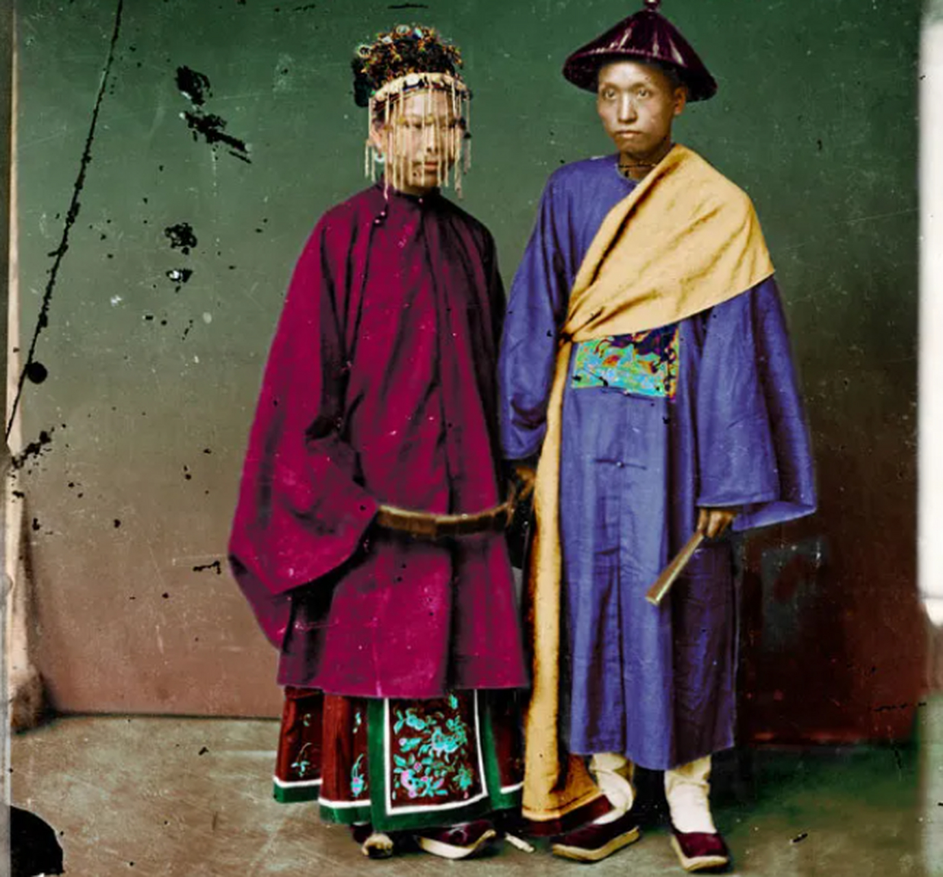 这是晚清时期一对新人的结婚照,画面中的新郎新娘穿