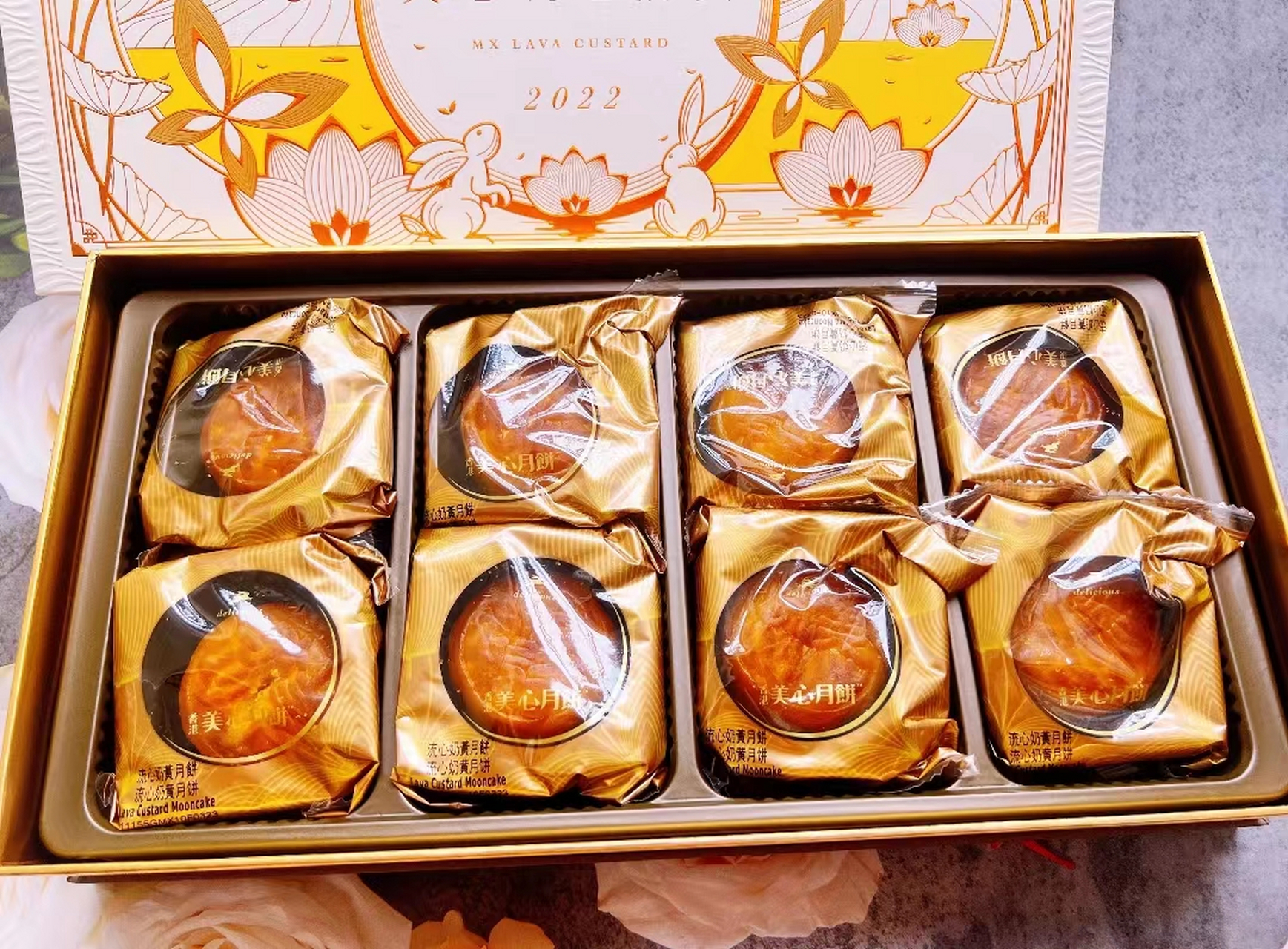 这款香港美心流心奶黄月饼,就像一个满载幸福的小盒子,打开后就让人