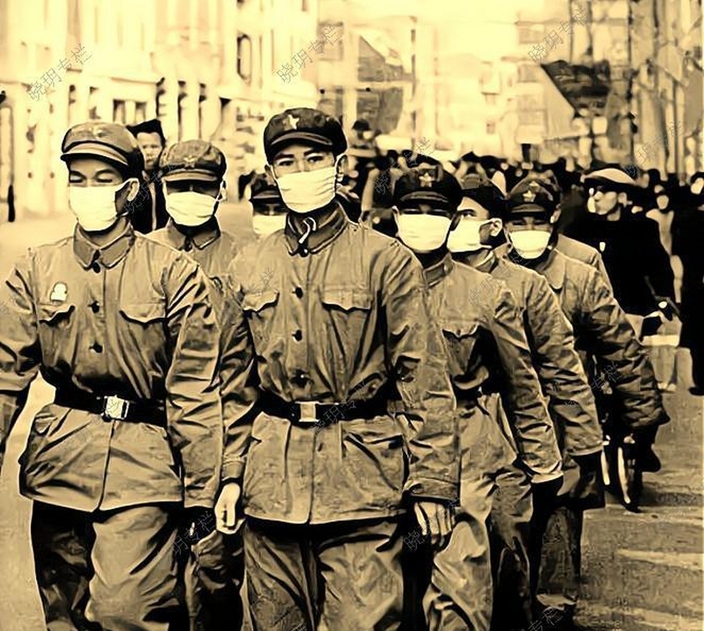 这是60年代在上海街头巡逻的解放军战士,那个年代最大的特色就是他们