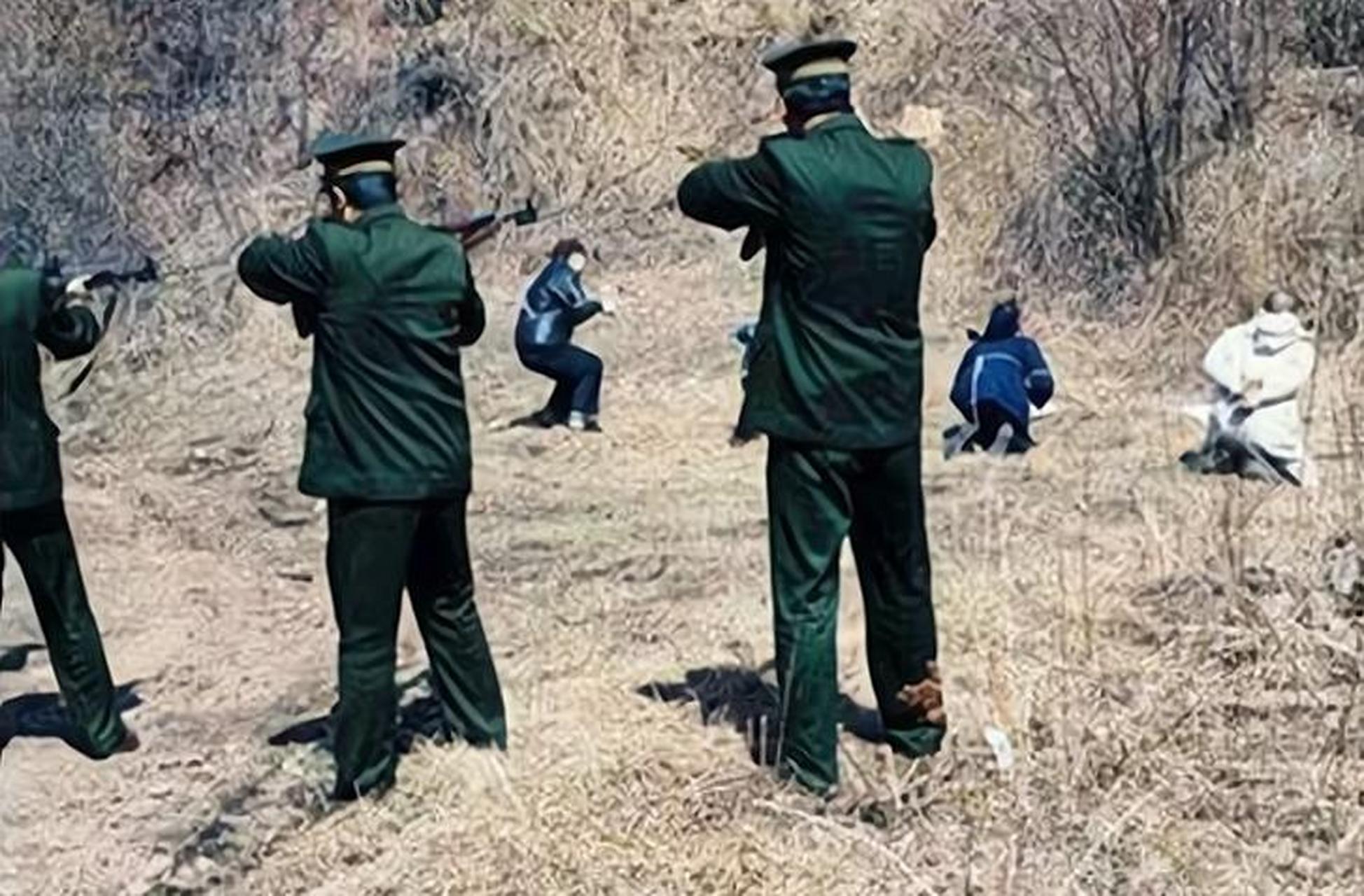 80年代严打时期,一处郊外刑场,几名死刑犯正在被执行死刑!