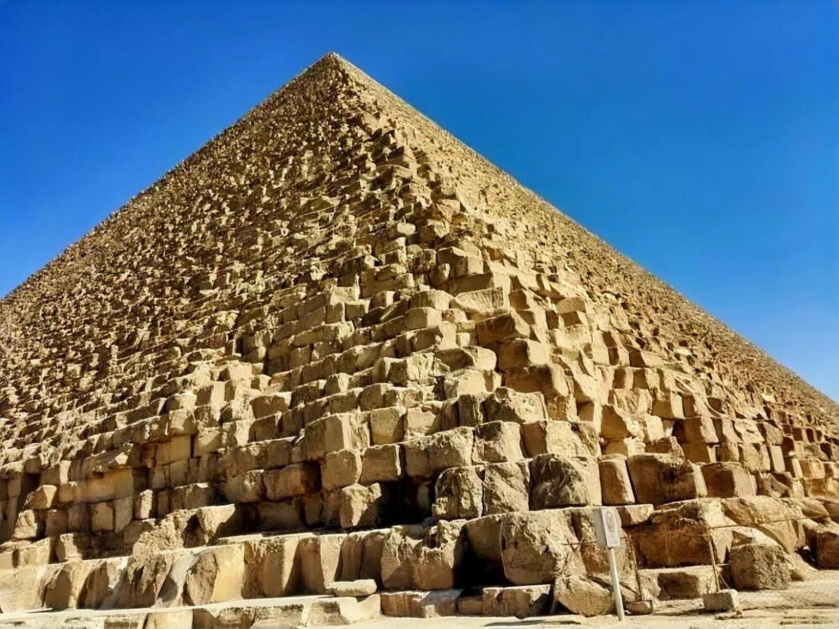 金字塔是古代建筑中的杰作之一,金字塔的形状是四棱锥,底边为正方形