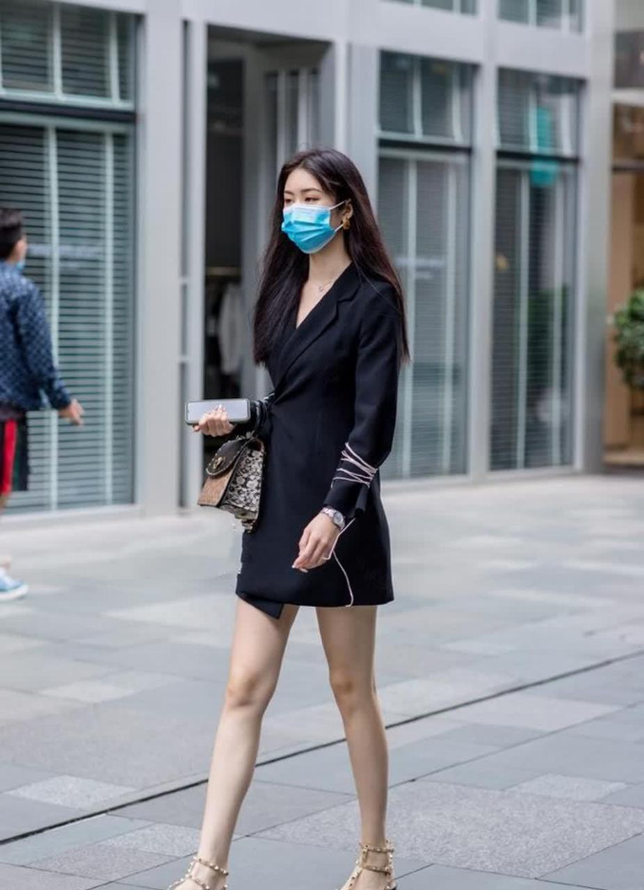 姑娘选择了一件吊带上衣,丝绸的面料,很性感