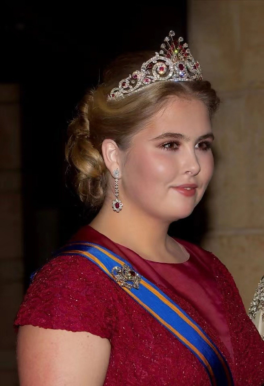 荷兰公主阿玛莉亚身穿红色连衣裙佩戴王冠,珠圆玉润,气质高贵.