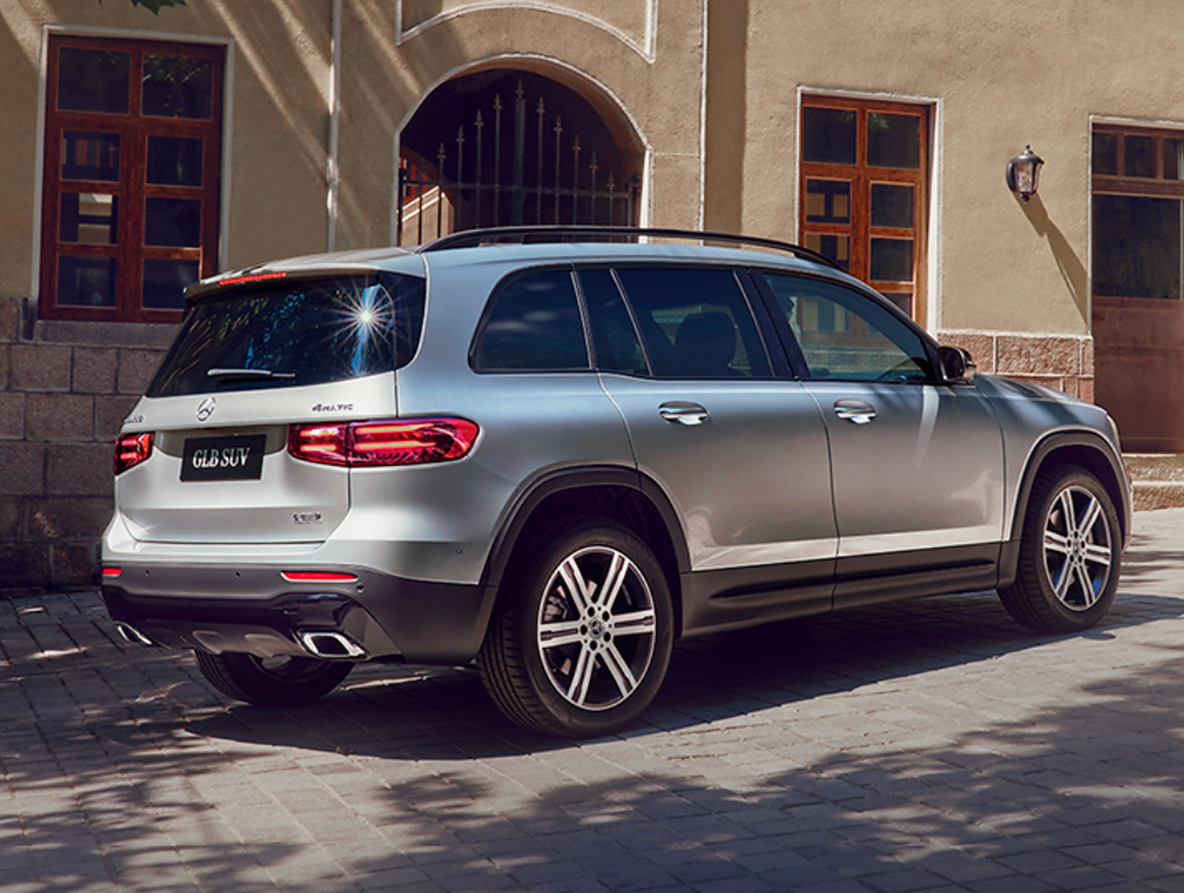 你大奔还是你大奔?  日前,奔驰新款glb在成都车展上市.划重点,售价31.