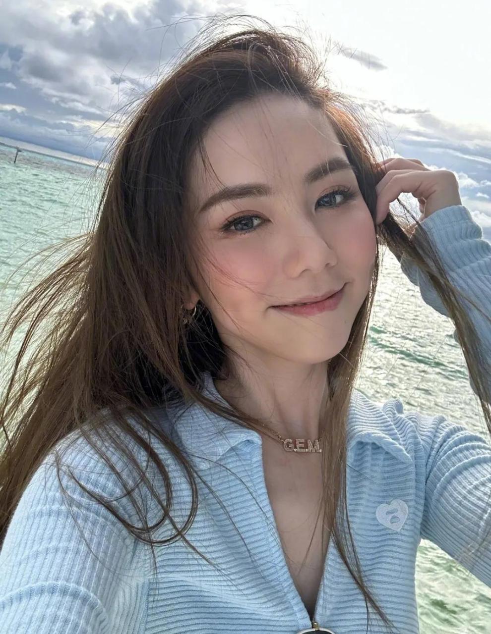 女明星邓紫棋分享自己在马尔代夫的照片,景色美,人更美,邓紫棋虽然没