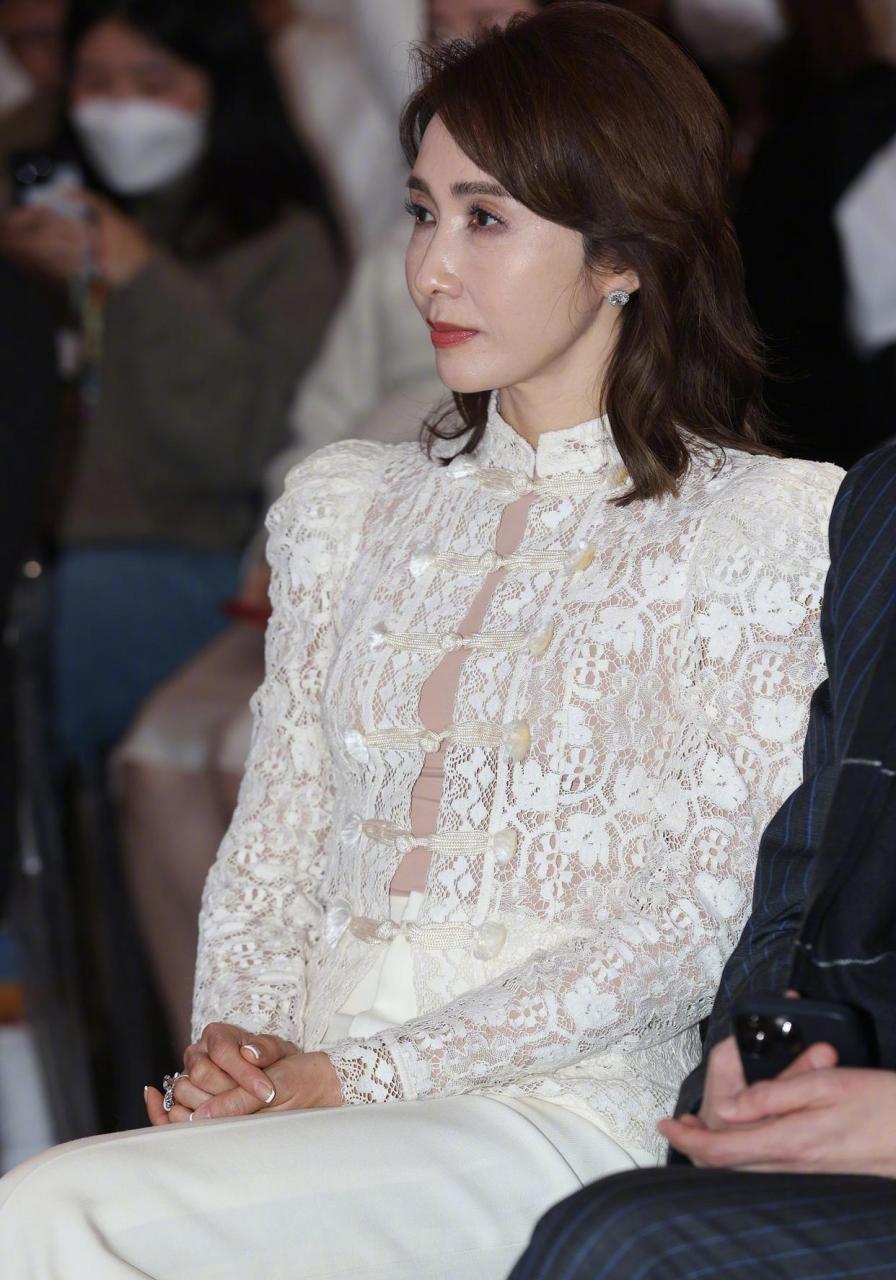 51岁的黎姿在上海出席活动,一身白色蕾丝造型优雅性感,来看看女神生图